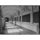 Paris. Val-de-Grâce. Galerie des bustes dans le cloître. [légende d'origine]