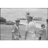 Le général Gracey et le général de Linarès, vus de dos.