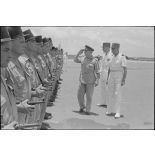 Revue des troupes par le général Gracey, le général de Linarès et le général Cogny.