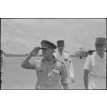 Revue des troupes par le général Gracey, le général de Linarès et le général Cogny.