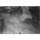 Photo aérienne. Nord-ouest de Fleury devant Douaumont. / Fleury-devant-Douaumont. Panorama du village et de ses abords bombardés vus en avion. [légende d'origine]