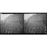 Paris. Rue de Rivoli, la foule manifeste en l'honneur de l'Alsace-Lorraine. [légende d'origine]