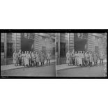 [Paris. Un groupe de soldats devant un hôtel de Saint-Germain-des-Prés.]