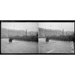 Paris. Place de la Concorde. Manifestation en l'honneur de l'Alsace-Lorraine. Un bataillon de chasseurs au port d'armes. Le drapeau. [légende d'origine]