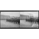 Paris. Place de la Concorde. Manifestation en l'honneur de l'Alsace-Lorraine. Un bataillon de chasseurs devant les trophées. Le drapeau. [légende d'origine]