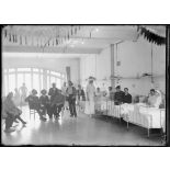 Paris. Hôpital temporaire n°9. Boulevard Jules Ferry. Une salle de blessés. [légende d'origine]