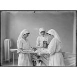 Paris. Hôpital temporaire n°9. Boulevard Jules Ferry. Salle d'opérations. Un pansement. [légende d'origine]