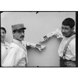 Nogent-sur-Marne. Hôpital colonial. Appareils contenseurs des mains. [légende d'origine]