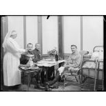 Nogent-sur-Marne. Hôpital colonial. Déjeuner de trois braves. [légende d'origine]