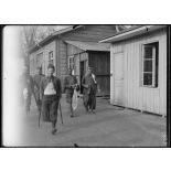 Nogent-sur-Marne. Hôpital colonial. Blessés se rendant au réfectoire. [légende d'origine]