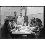 Nogent-sur-Marne. Hôpital colonial. Préparation de la gaze pour pansements. [légende d'origine]