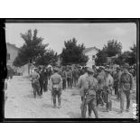Camp de Mailly, officiers et délégués parlementaires français et russes. [légende d'origine]