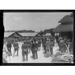 Camp de Mailly, visite de parlementaires russes. Après le défilé, les Russes rompent les rangs. [légende d'origine]