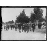 Camp de Mailly, officiers et délégués parlementaires français et russes. [légende d'origine]