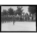Camp de Mailly, défilé des troupes russes devant les délégués parlementaires. [légende d'origine]