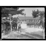 Camp de Mailly, défilé des troupes russes devant les délégués parlementaires. [légende d'origine]