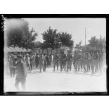 Camp de Mailly, devant les parlementaires. Défilé de troupes russes en tenue de campagne. [légende d'origine]