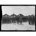 Camp de Mailly, le général Lokhvitsky sortant de l'église orthodoxe après la messe. [légende d'origine]