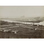 Vue de Metz. Sur le premier plan, la route de Longeville-les-Metz.. La digue de Vadineau [sic]. L'Ile du Saulcy. Le Pont des Morts. Au fond, la Cathédrale, à droite l'Eglise St Vincent, à gauche le Palais de Justice. [légende d'origine]