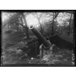 Près de Forthem. Canon de 240 qui détruisit la pièce allemande de gros calibre qui bombardait Dunkerque. [légende d'origine]