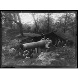 Près de Forthem (Belgique). Le canon de 240 sur affût échantignolle, sous abri, qui détruisit la pièce allemande de gros calibre qui bombardait Dunkerque. Vue prise de l’extérieur de l’abri. [légende d'origine]