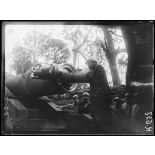 Près de Forthem (Belgique). Le canon de 240 sur affût échantignolle, sous abri, qui détruisit la pièce allemande de gros calibre qui bombardait Dunkerque. Chargement du canon à l’intérieur de l’abri. [légende d'origine]