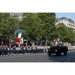 Revue des troupes à pied par le général de brigade Denis Heck sur son véhicule de commandement lors de la cérémonie du 14 juillet 2011.