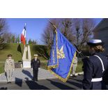 Le contrôleur général des armées Christophe Jacquot, directeur de l'ECPAD, préside la passation du fanion de l'établissement lors de la cérémonie de la Sainte-Véronique sur la place d'armes du fort d'Ivry.