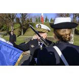 Le contrôleur général des armées Christophe Jacquot, directeur de l'ECPAD, ôte le fanion de l'établissement lors d'un transfert d'autorité dans le cadre de la cérémonie de la Sainte-Véronique sur la place d'armes du fort d'Ivry.