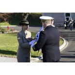 Le contrôleur général des armées Christophe Jacquot, directeur de l'ECPAD, remet le fanion de l'établissement au général de brigade Anne-Cécile Ortemann, directrice adjointe de la DICoD (délégation à l'information et à la communication de la défense), lors d'un transfert d'autorité dans le cadre de la cérémonie de la Sainte-Véronique sur la place d'armes du fort d'Ivry.