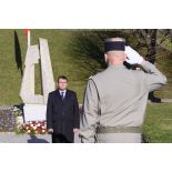 Le lieutenant-colonel Patrick Simo, chef du pôle production audiovisuelle de l'ECPAD salue le nouveau directeur de l'établissement, lors de la cérémonie de la Sainte-Véronique sur la place d'armes du fort d'Ivry.