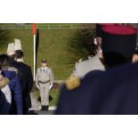 Le lieutenant-colonel Patrick Simo, chef du pôle de production audiovisuelle de l'établissement assiste à la cérémonie de la Sainte-Véronique sur la place d'armes du fort d'Ivry.