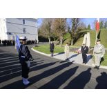 Présentation du fanion de l'ECPAD aux autorités sur la place d'armes du fort d'Ivry, dans le cadre d'une passation d'autorité lors de la cérémonie de la Sainte-Véronique.