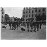 Les drapeaux des deux écoles et leurs gardes d'honneur.