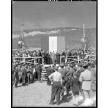 Tribune d'honneur lors de la remise de la Croix de la Libération à la commune de Vassieux-en-Vercors, en présence de son maire et de Georges Bidault, président du CNR (Conseil national de la Résistance).