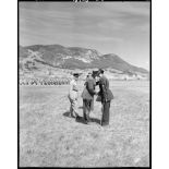 Le général de corps d'armée Paul Doyen, commandant le détachement d'armée des Alpes, félicite un résistant lors de la cérémonie de remise de la Croix de la Libération à la commune de Vassieux-en-Vercors.