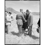 Le général de corps d'armé Paul Doyen, commandant le détachement d'armée des Alpes, congratule des survivants des massacres perpétrés par les Allemands dans le Vercors, lors de la cérémonie de remise de la Croix de la Libération à la commune de Vassieux-en-Vercors.