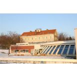 Le bâtiment de la direction et administration derrière la médiathèque de l'ECPAD sous la neige.