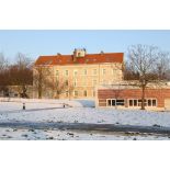 Le bâtiment de la direction et administration derrière la médiathèque de l'ECPAD sous la neige.