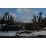 Le monument aux morts du fort d'Ivry-sur-Seine (ECPAD) sous la neige.
