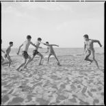 Cours de sport dispensé dans le cadre du Service de formation des jeunes en Algérie (SFJA) : une partie de football.