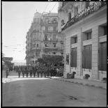 31 janvier 1960 - Barricades à Alger - déploiement des troupes. [légende d'origine]<br>
