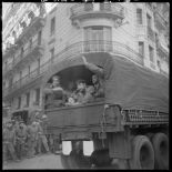 31 janvier 1960 - Barricades à Alger - déploiement des troupes. [légende d'origine]<br>