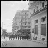 31 janvier 1960 - Barricades à Alger - déploiement des troupes. [légende d'origine]