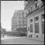 31 janvier 1960 - Barricades à Alger - déploiement des troupes. [légende d'origine]<br>