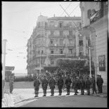 31 janvier 1960 - Barricades à Alger - déploiement des troupes. [légende d'origine]<br>