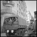 31 janvier 1960 - Barricades à Alger - déploiement des troupes. [légende d'origine]<br>