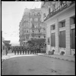 31 janvier 1960 - Barricades à Alger - déploiement des troupes. [légende d'origine]<br>