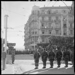 31 janvier 1960 - Barricades à Alger - déploiement des troupes. [légende d'origine]<br>