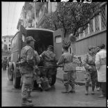 31 janvier 1960 - Barricades à Alger - déploiement des troupes. [légende d'origine]